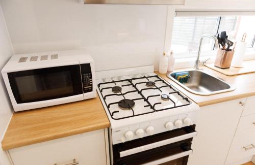 Wollongong Ski Chalet | Sweet beautiful TINY HOME with pool and 2 minute drive to the beach