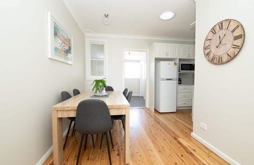 Orange House | Sweet Caroline - Sunny & Spacious, Sleeps 6