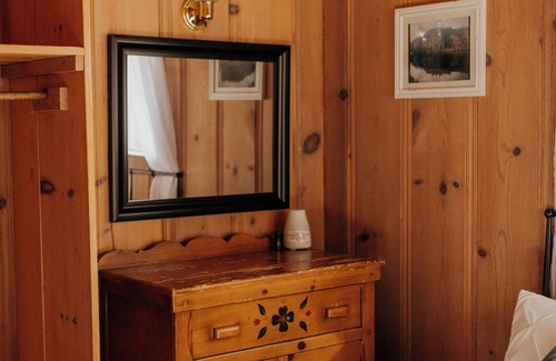 Coffee Creek Resort | Sweet Kokanee Cabin located on Coffee Creek in Trinity Alps