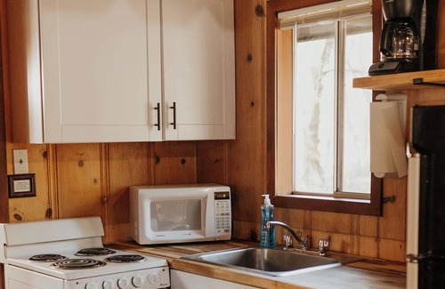 Coffee Creek Resort | Sweet Kokanee Cabin located on Coffee Creek in Trinity Alps