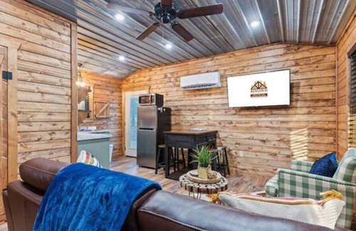 Ringold Cabin | Sweet lil' tiny cabin, kitchenette, fire pit, glamping in style, near lake