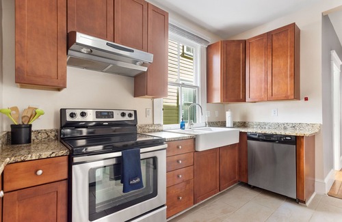 Cannonborough Elliotborough Apartment | Sweetgrass (Suite A) | Blocks from King St
