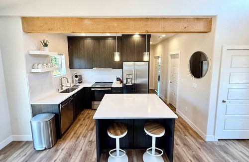 Kanab House | Swim & Stargaze in Kanab! Timber + Tin H 2BR 2BA, Resort Pool & Hot Tub