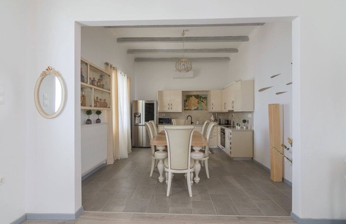 Adamas Villa | Swimming pool villa near the sea