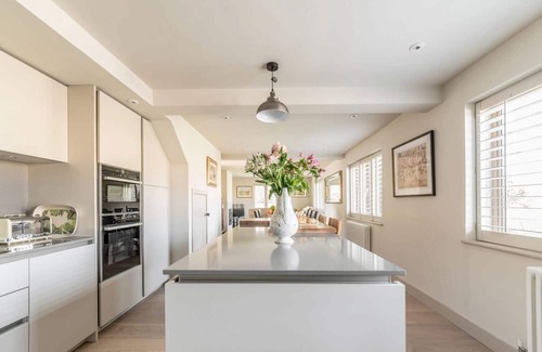 Stow-on-the-Wold House | SWINGLETREES, pet friendly, with open fire in Stow-On-The-Wold
