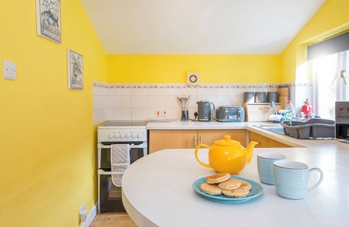Dinas Cross Apartment | Swn y Mor, Holiday Apartment Pwllgwaelod, Sleeps 4, 2 bedrooms, bathrooms