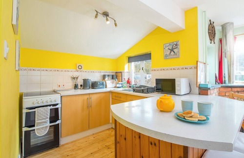 Dinas Cross Apartment | Swn y Mor, Holiday Apartment Pwllgwaelod, Sleeps 4, 2 bedrooms, bathrooms
