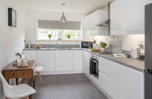 Criccieth Cottage | SWN Y MOR (SOUND OF THE SEA), pet friendly in Criccieth