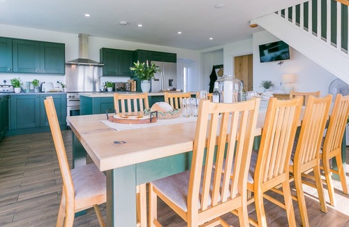 Llanfaethlu Cottage | Swn y Mor Trefadog - sleeps 10 guests in 4 bedrooms