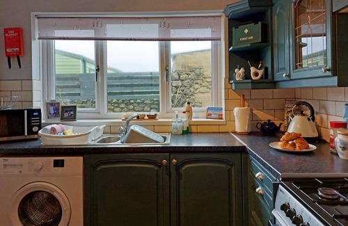 Tywyn House | Swn Y Tonnau, Sound of the Waves in Tywyn
