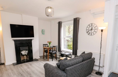 Dobcross Cottage | SYCAMORE COTTAGE, pet friendly, with a garden in Dobcross, Oldham