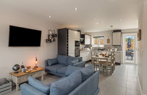 St. Florence Cottage | Sycamore Cottage with private Hot tub