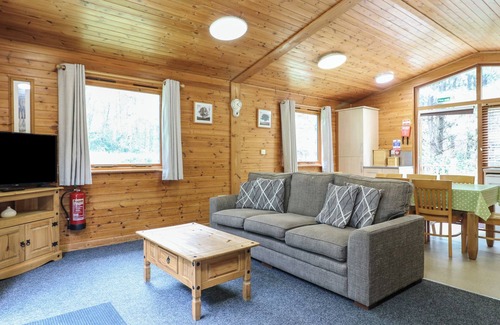 Rosliston Cottage | SYCAMORE LODGE, family friendly, with a garden in Rosliston