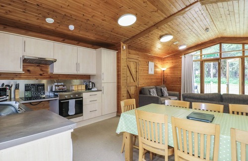 Rosliston Cottage | SYCAMORE LODGE, family friendly, with a garden in Rosliston