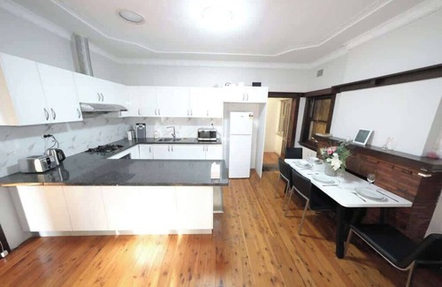 Concord House | Sydney concord 4 Bed 3 bath close Burwood