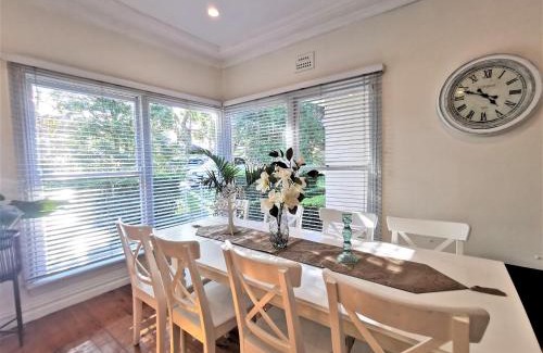 Miranda House | Sydney Meets Miranda, Comfy 4 Bedrooms Corner House