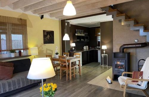 Szarejki Apartment | Szarejkowe Wzgórza całoroczny domek z balią na tarasie