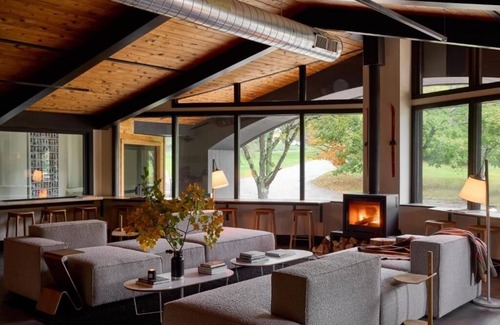 Stowe Area Hotel | Tälta Lodge, a Bluebird by Lark | King Bed | Pet-Friendly Accommodation