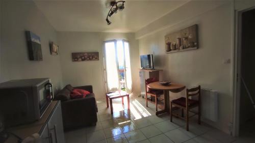 Moulin a Vent Apartment | T2 30m2 au calme, Vue montagnes, aperçu mer