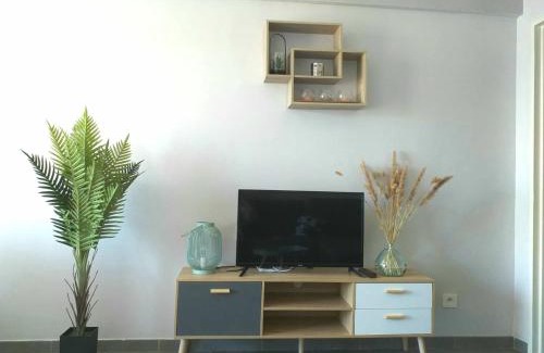 Le Canet Apartment | T2 calme, stationnement gratuit, autoroute à proximité, plage à 10km