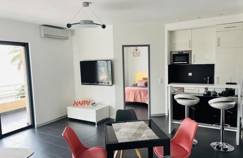 Le Lavandou Apartment | T2 Front de Mer 2pers 1 minute de la plageT2 de 44 m2 plus terrasse 16m2 , vue mer panoramique et en face de la plage Cet appartement refait à neuf bénéficie d'un confort et d un équipement optima Cet appartement est idéal pour 2 personnes avec sa chamb