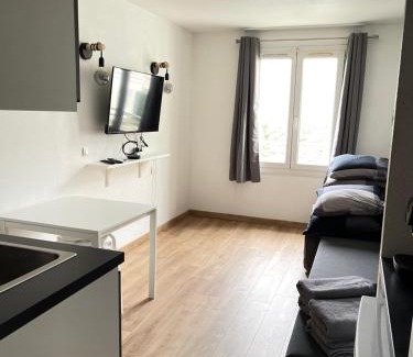 Bussy-Saint-Georges Apartment | T2D Apartment - Suite BLG proche Disneyland Paris