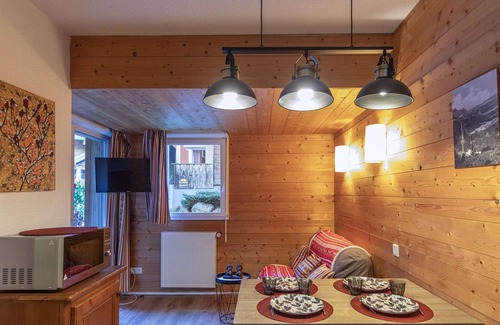 Cauterets Apartment | T3 Apartment with Terrace, Garden, and Pools in Cauterets