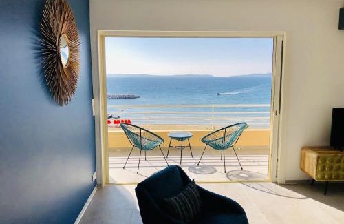Le Lavandou Apartment | T3 FRONT de mer dernier étage vue mer Petit havre de paix pour vos vacances Emplacement unique vue mer panoramique à 180 degrés pour ce T3 en face de la plage front de mer vue sur les iles 5 et dernier étage avec ascenseur