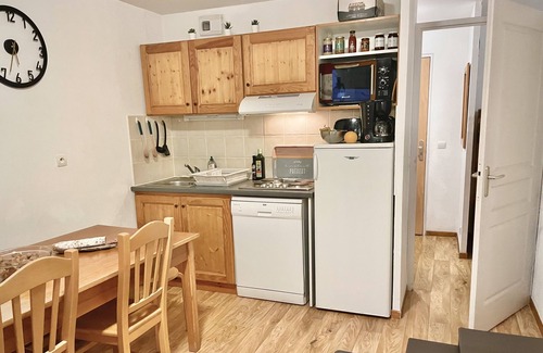 Les Orres Apartment | T3+mountain corner, 2 bathrooms, 50m from slopes and shops. SWIMMING POOL, Jacuzzi. WI-FI