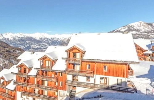 Les Orres Apartment | T3+mountain corner, 2 bathrooms, 50m from slopes and shops. SWIMMING POOL, Jacuzzi. WI-FI