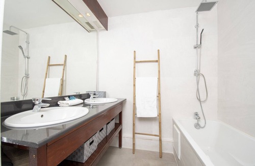 Sainte-Clotilde Apartment | T4 CozyLodge 70m2 - Renovated - 10min from Saint-Denis airport