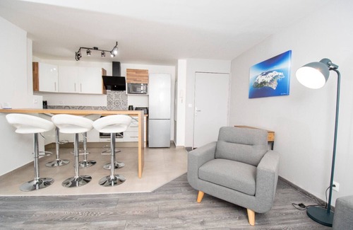 Sainte-Clotilde Apartment | T4 CozyLodge 70m2 - Renovated - 10min from Saint-Denis airport