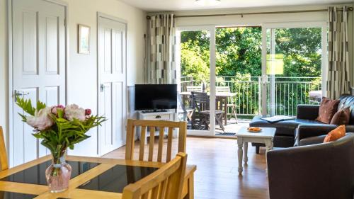 Fivelanes Ski Chalet | Ta Mill Cottages & Lodges - Meadowview Chalet 4