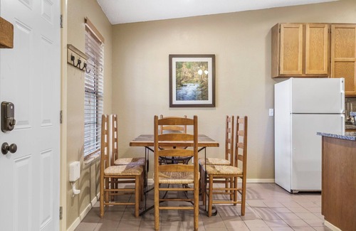 Kimberling City House | Table Rock Access-2 Bed Bungalow w Free Silver Dollar City Tickets-Ozarks Views-Pickleball-Cmty Pool
