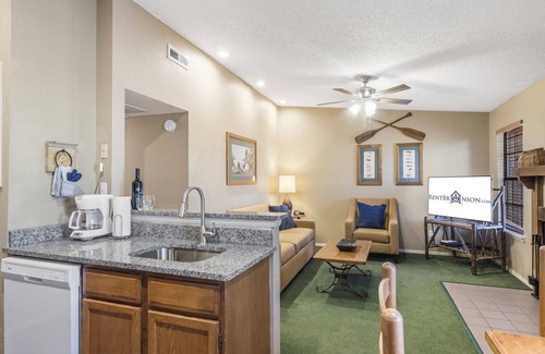 Kimberling City House | Table Rock Access-2 Bed Bungalow w Free Silver Dollar City Tickets-Ozarks Views-Pickleball-Cmty Pool