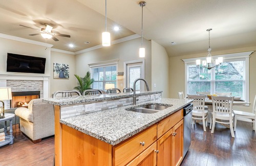 Holiday Island House | Table Rock Lake Retreat: Walk to Shore!