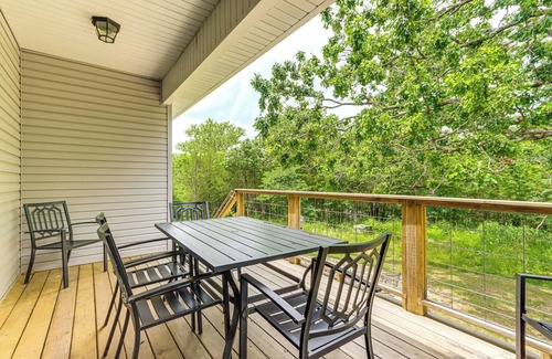 Holiday Island House | Table Rock Lake Retreat: Walk to Shore!