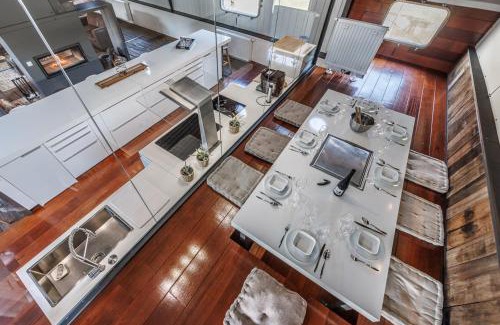 Ittre Boat Rental | Tabor 67 Luxury Houseboat