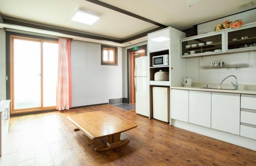 Kkotchi House | Taean Badayeohaeng Pension