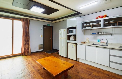 Kkotchi House | Taean Badayeohaeng Pension