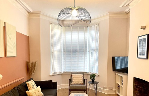 Grangetown House | Taffs Mead House - City Centre Location - Great Access to Cardiff