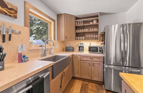 Talmont House | Tahoe City Retreat - For 8!