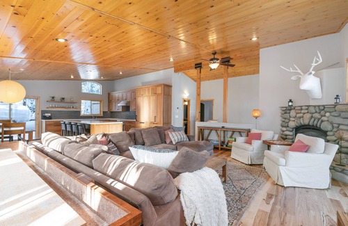 Truckee House | Tahoe Donner Luxury 4 BR House w/Hot Tub + Chef's Kitchen + Tesla Charger
