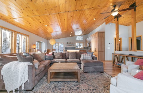 Truckee House | Tahoe Donner Luxury 4 BR House w/Hot Tub + Chef's Kitchen + Tesla Charger