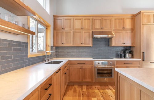 Truckee House | Tahoe Donner Luxury 4 BR House w/Hot Tub + Chef's Kitchen + Tesla Charger