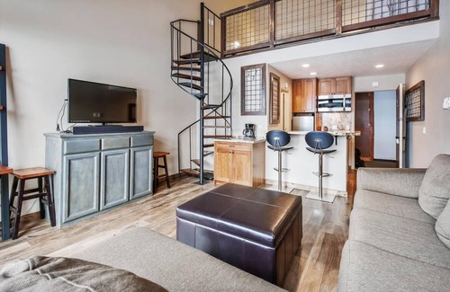 Truckee Condo | Tahoe Donner Snowpeak Loft #401
