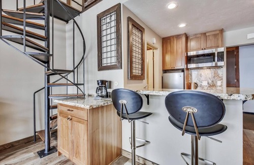Truckee Condo | Tahoe Donner Snowpeak Loft #401