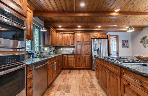 Carnelian Woods House | Tahoe Dreamer by Tahoe Getaways - Pet Friendly 4 BR Gated Home w Fenced Yard, Game Room & Walk to Lake!
