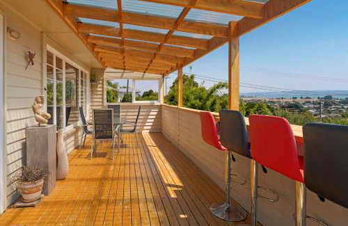 Tahunanui House | Tahuna Views - Spa Pool, Sea Views, Great for Kids