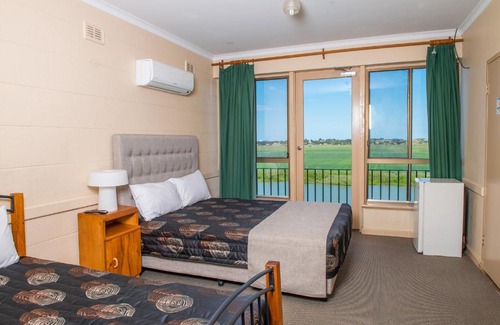 Seymour Hotel | Tailem Bend Riverside Hotel
